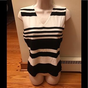 Leilei size medium sleeveless V-neck top